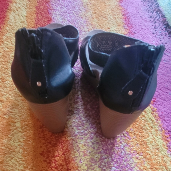 Dr. Scholl's Black Women's Wedge Sandals - Picture 8 of 8